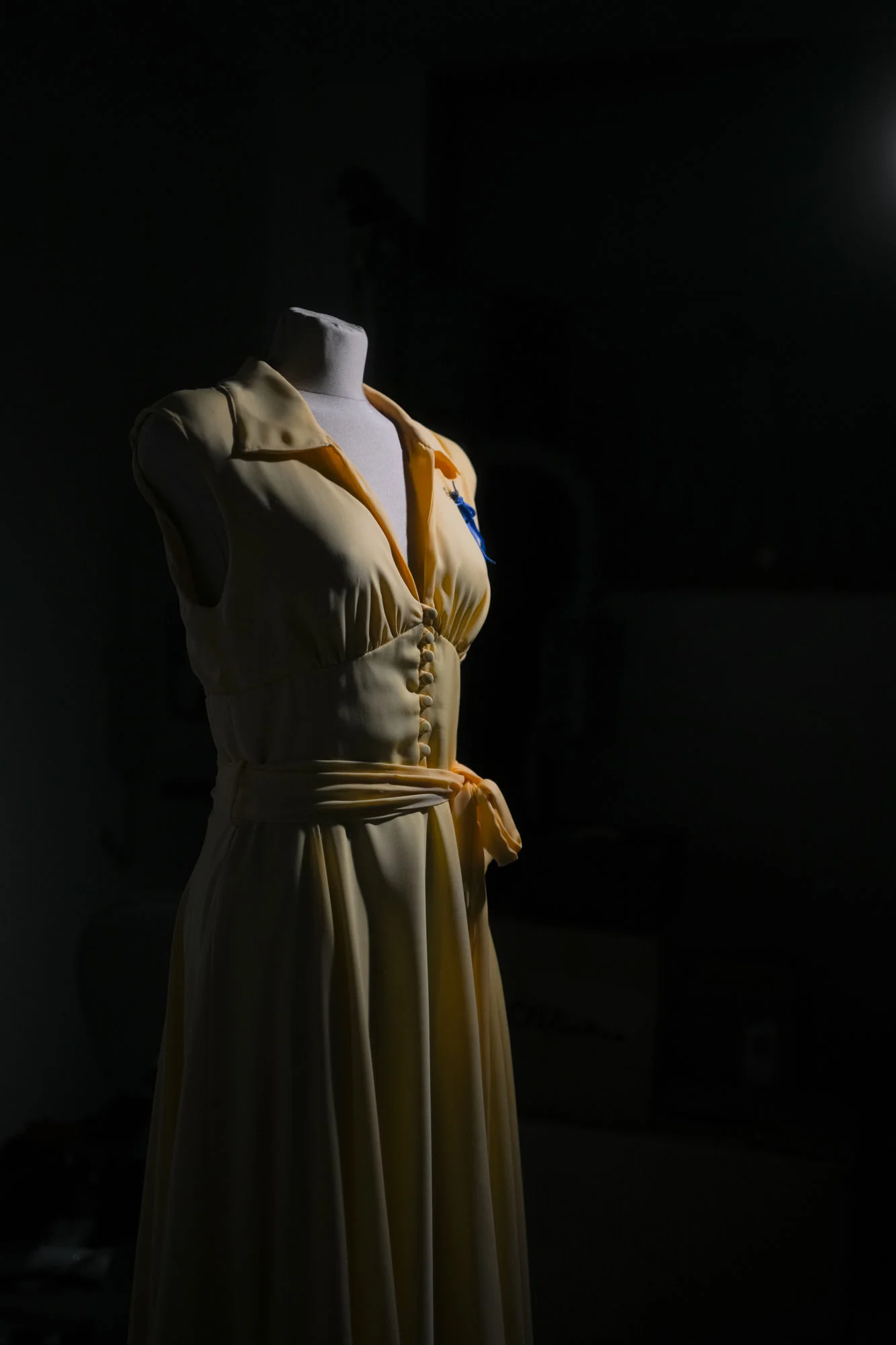 Vestido amarillo de la colección Oryelle Martenne — detalle del tejido
